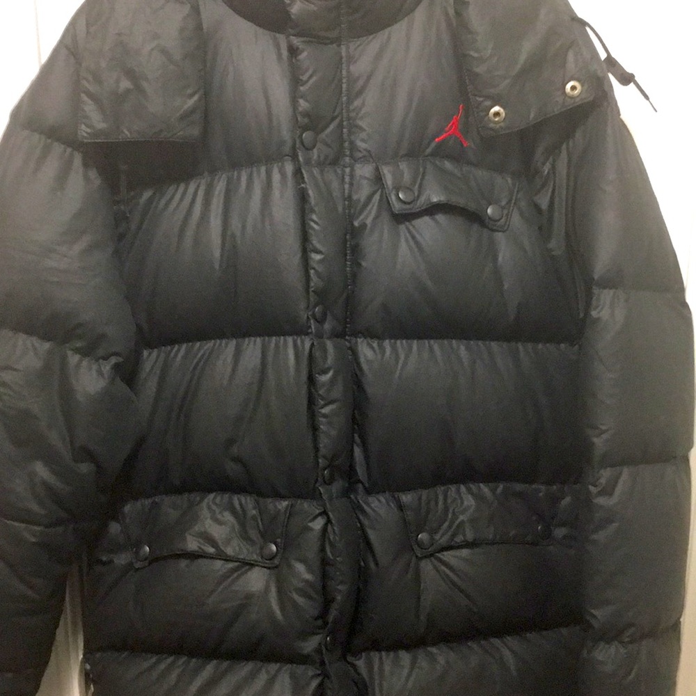 JORDAN PUFFER JACKET BLACK/RED AND SIZE M
